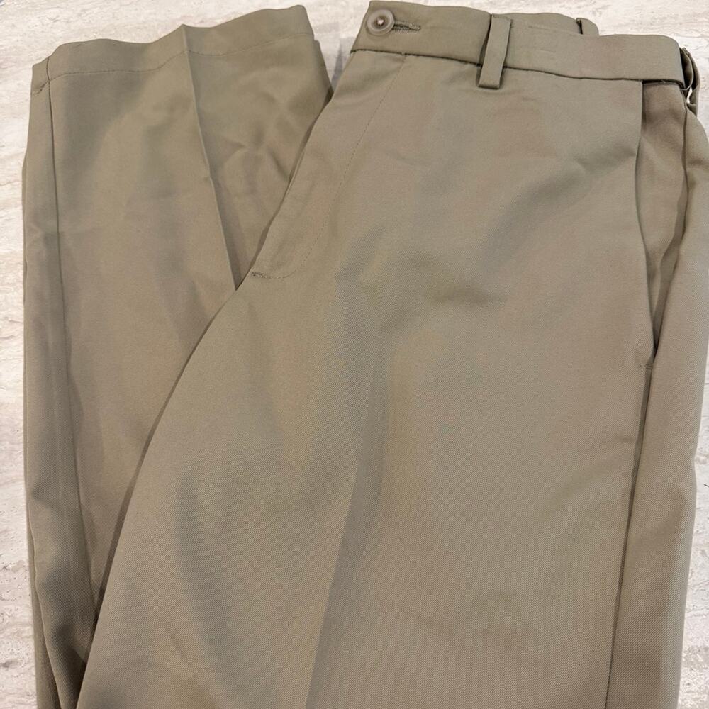Haggar Classic Fit Cool 18 Khaki Dress Pants Men’s 32x30 Flat Front